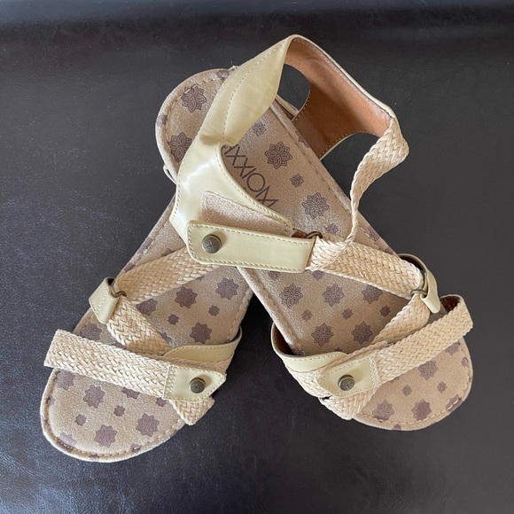 Axxiom adjustable sandals in a size 9 - Picture 6 of 17